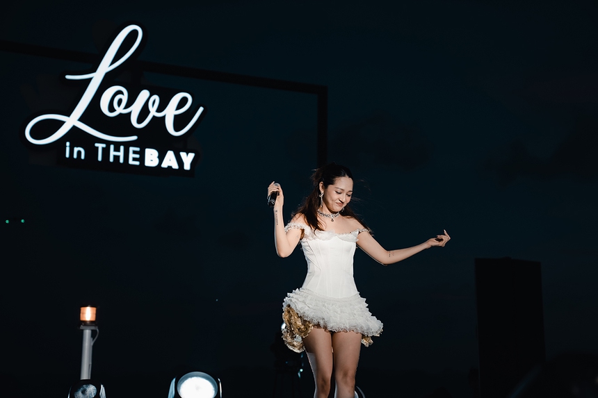 Hát cùng 'anh chồng quốc dân', Bảo Anh được fan nữ tỏ tình trên du thuyền - Ảnh 3.