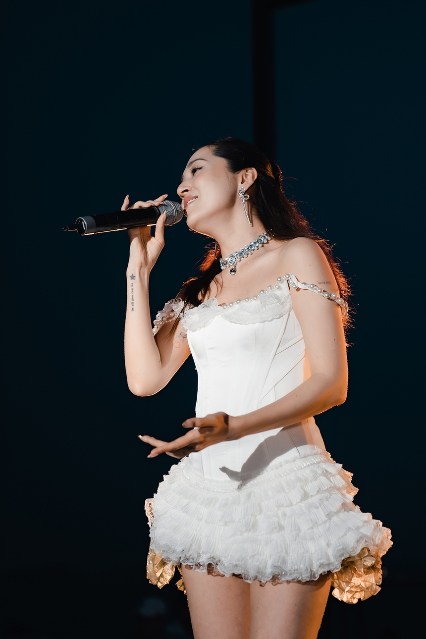 Hát cùng 'anh chồng quốc dân', Bảo Anh được fan nữ tỏ tình trên du thuyền - Ảnh 2.