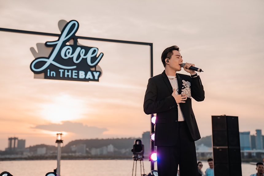 Hát cùng 'anh chồng quốc dân', Bảo Anh được fan nữ tỏ tình trên du thuyền - Ảnh 1.