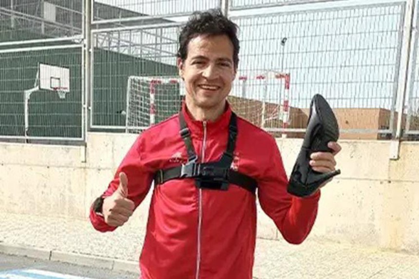 Chân chạy lập kỷ lục Guinness với... giày cao gót, suýt nữa khiến cả Usain Bolt 'ngửi khói' - Ảnh 3.