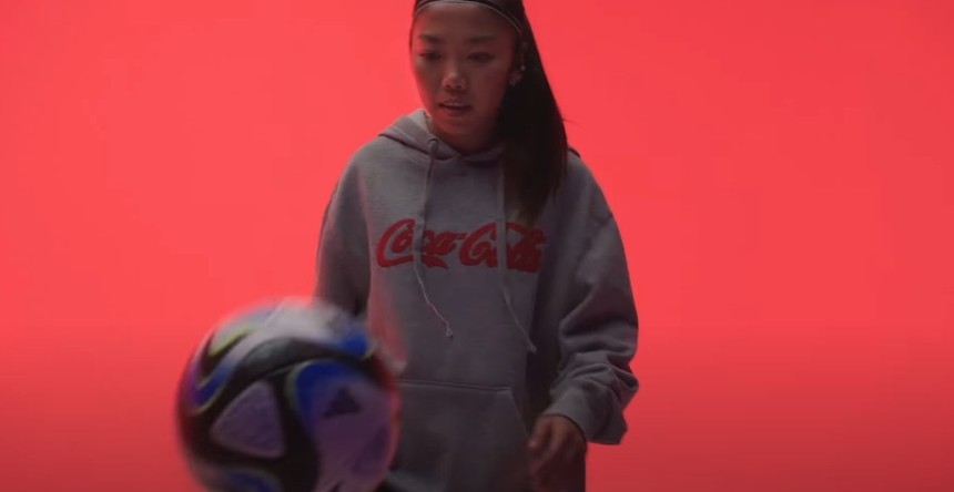 Huỳnh Như sánh ngang với 4 ngôi sao bóng đá thế giới trong quảng cáo World Cup khiến CĐV Việt Nam tự hào - Ảnh 4.