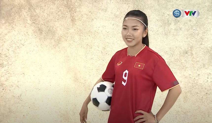 'Cô vợ quốc dân' Hoàng Thị Loan tiếp tục ‘đốn tim’ CĐV khi xuất hiện trên VTV với bộ ảnh cực chất  - Ảnh 4.