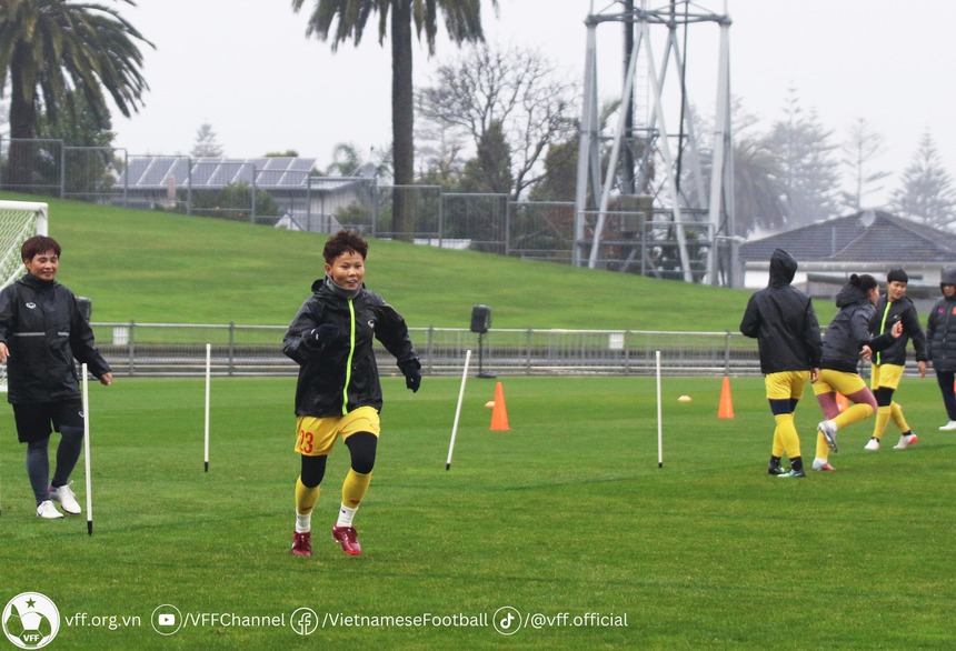 Đáng yêu hình ảnh CĐV cổ vũ tuyển nữ Việt Nam giữa trời mưa gió - Ảnh 3. Đáng yêu hình ảnh CĐV cổ vũ tuyển nữ Việt Nam giữa trời mưa gió - Ảnh 3.