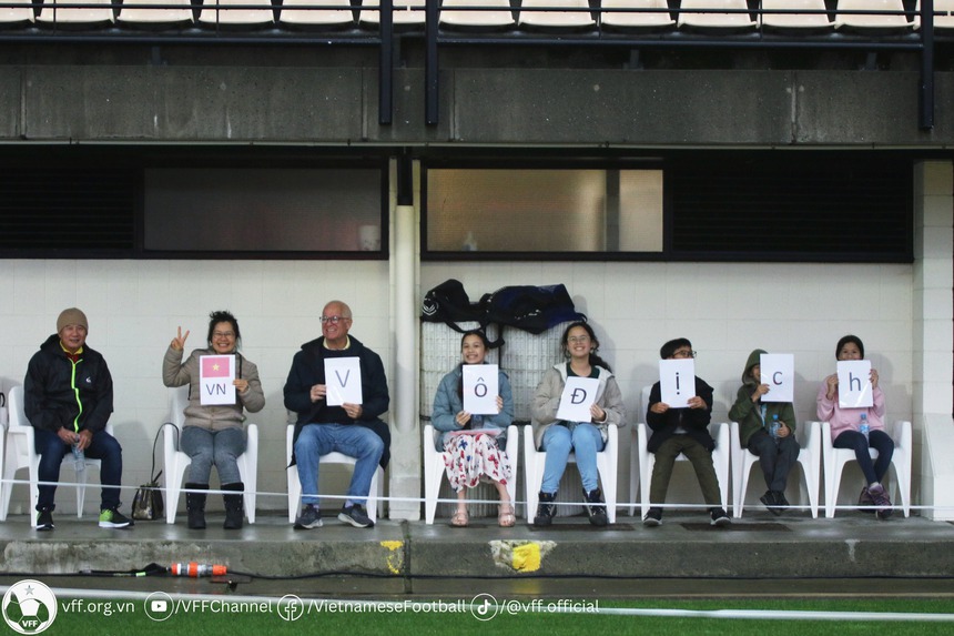 Đáng yêu hình ảnh CĐV cổ vũ tuyển nữ Việt Nam giữa trời mưa gió - Ảnh 2. Đáng yêu hình ảnh CĐV cổ vũ tuyển nữ Việt Nam giữa trời mưa gió - Ảnh 2.