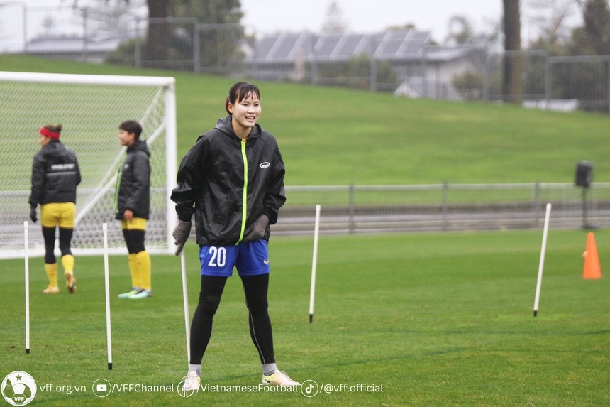 Đáng yêu hình ảnh CĐV cổ vũ tuyển nữ Việt Nam giữa trời mưa gió - Ảnh 5. Đáng yêu hình ảnh CĐV cổ vũ tuyển nữ Việt Nam giữa trời mưa gió - Ảnh 5.