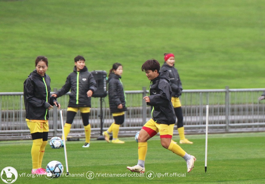 Đáng yêu hình ảnh CĐV cổ vũ tuyển nữ Việt Nam giữa trời mưa gió - Ảnh 6. Đáng yêu hình ảnh CĐV cổ vũ tuyển nữ Việt Nam giữa trời mưa gió - Ảnh 6.