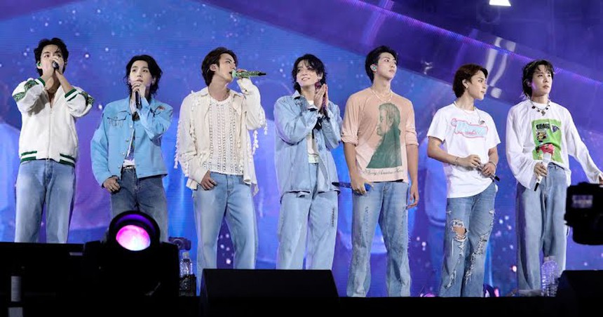 BTS chính thức phát hành hồi ký, chia sẻ nỗi đau và niềm hạnh phúc - Ảnh 4.