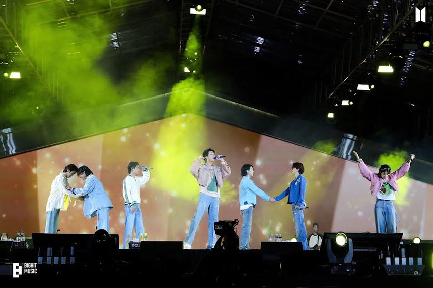 BTS chính thức phát hành hồi ký, chia sẻ nỗi đau và niềm hạnh phúc - Ảnh 6.