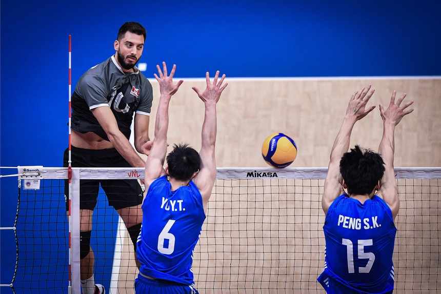 Tuyển Trung Quốc (áo xanh) xếp bét bảng ở VNL 2023 và phải xuống đánh ở FIVB Challenge Cup để kiếm vé dự VNL 2024