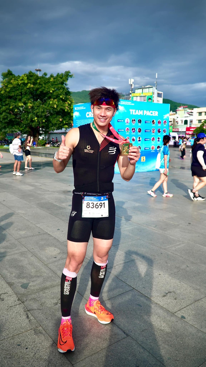 Nhan Phúc Vinh không còn làm 'chủ tịch', phá cách với tạo hình trong phim mới - Ảnh 6. Nhan Phúc Vinh không còn làm 'chủ tịch', phá cách với tạo hình trong phim mới - Ảnh 6.