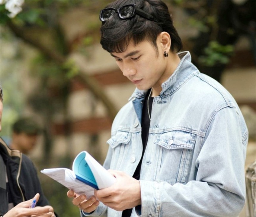 Nhan Phúc Vinh không còn làm 'chủ tịch', phá cách với tạo hình trong phim mới - Ảnh 2. Nhan Phúc Vinh không còn làm 'chủ tịch', phá cách với tạo hình trong phim mới - Ảnh 2.