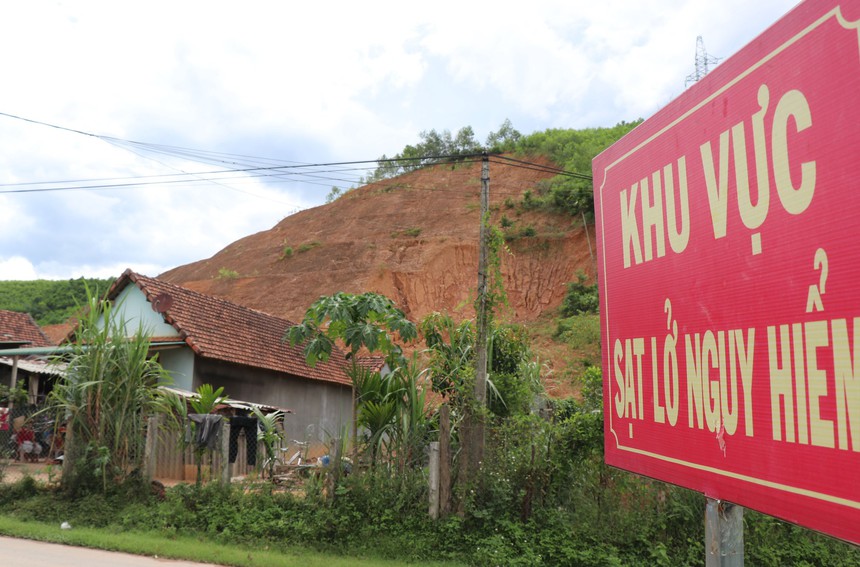 Quảng Ngãi: Sạt lở núi Vang Cà Vãi đe dọa cuộc sống của người dân - Ảnh 1.