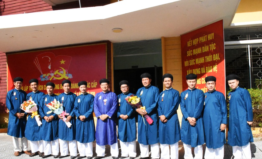 Phát triển thương hiệu 'Huế - Kinh đô áo dài' (kỳ 2 & hết): Từ bài toán nghệ nhân đến "bộ nhận diện"áo ngũ thân truyền thống - Ảnh 2.