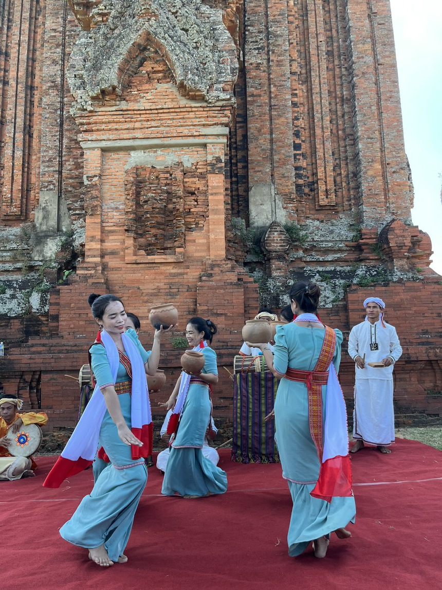 Ninh Thuận 'chuyển giao' nghệ thuật Chăm cho Bình Định - Ảnh 2. Ninh Thuận 'chuyển giao' nghệ thuật Chăm cho Bình Định - Ảnh 2.