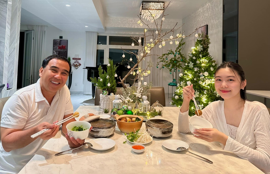 MC Quyền Linh: Tổ ấm xa hoa được vợ thiết kế với khu vườn tại gia khiến khán giả 'trầm trồ' - Ảnh 4. MC Quyền Linh: Tổ ấm xa hoa được vợ thiết kế với khu vườn tại gia khiến khán giả 'trầm trồ' - Ảnh 4.