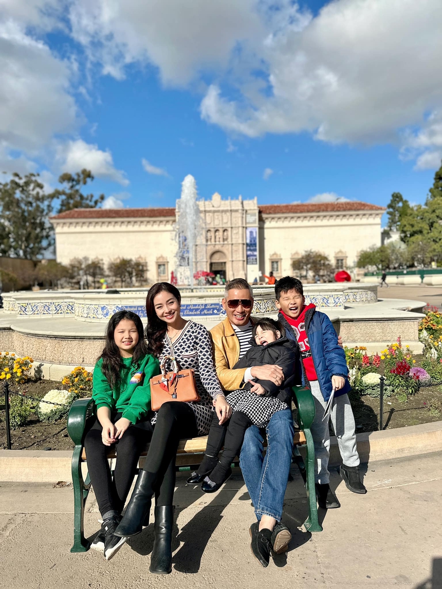 Jennifer Phạm: Sinh con khôn, chăm con khéo khiến chồng doanh nhân chăm 'mệt bở hơi tai' - Ảnh 2.