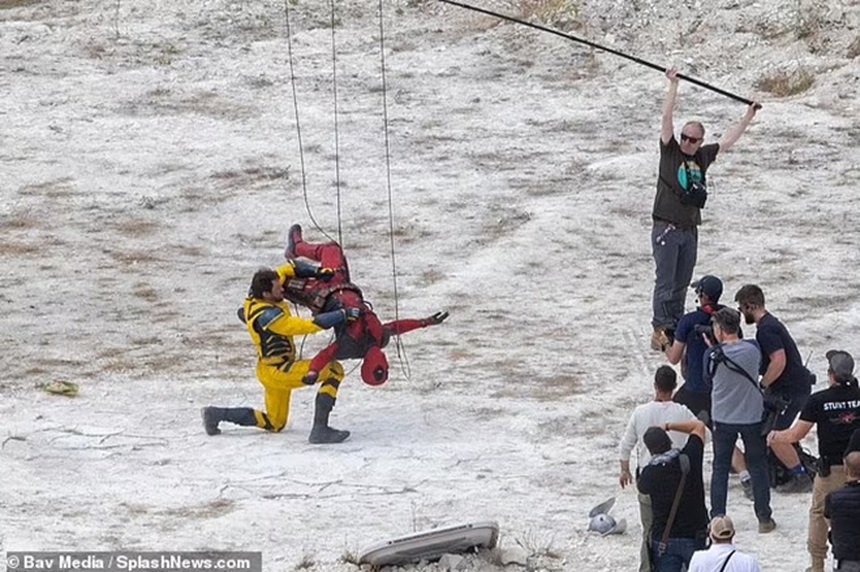 Hugh Jackman trở lại với vai Wolverine, đang quay những cảnh chiến đấu hoành tráng trên bãi biển Anh - Ảnh 14.