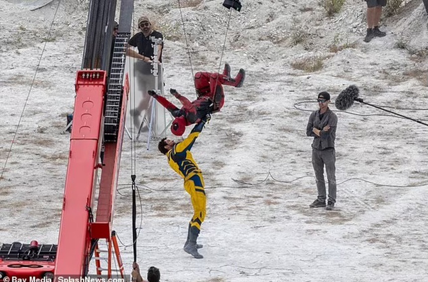 Hugh Jackman trở lại với vai Wolverine, đang quay những cảnh chiến đấu hoành tráng trên bãi biển Anh - Ảnh 16.