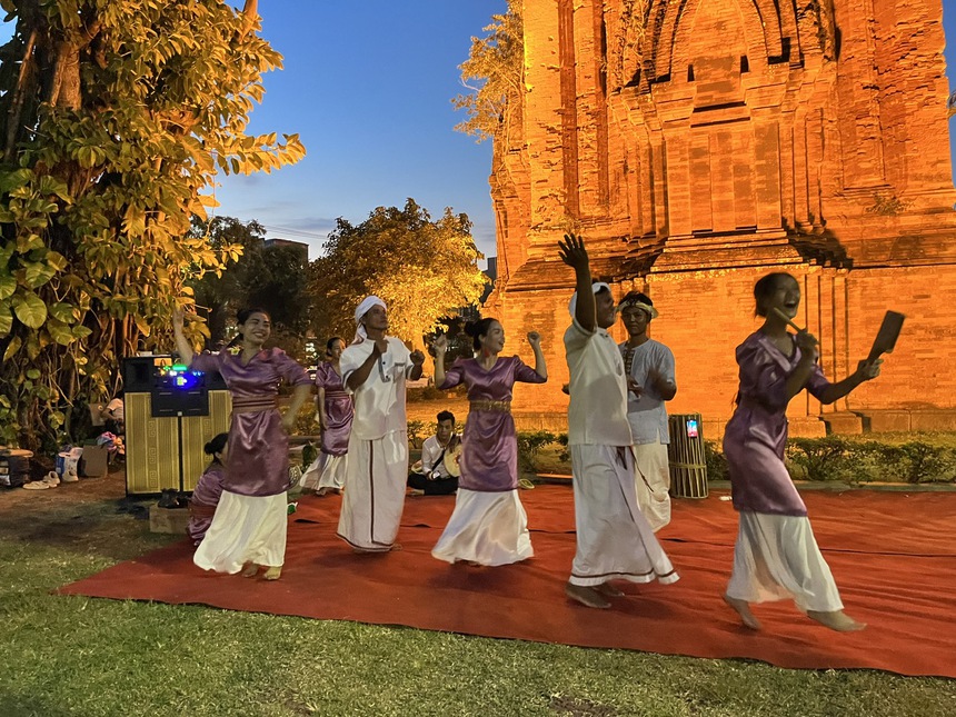 Ninh Thuận 'chuyển giao' nghệ thuật Chăm cho Bình Định - Ảnh 5. Ninh Thuận 'chuyển giao' nghệ thuật Chăm cho Bình Định - Ảnh 5.