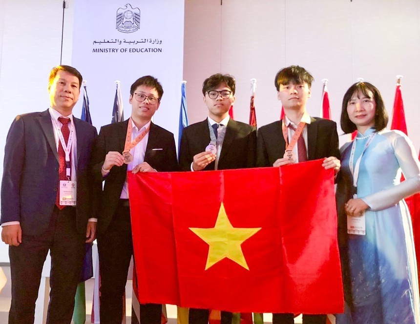 Ba thí sinh Việt Nam giành Huy chương Olympic Sinh học quốc tế năm 2023 - Ảnh 1. Ba thí sinh Việt Nam giành Huy chương Olympic Sinh học quốc tế năm 2023 - Ảnh 1.