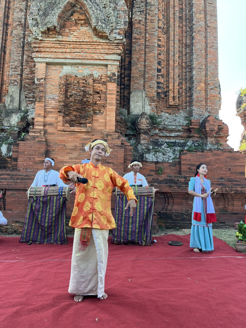Ninh Thuận 'chuyển giao' nghệ thuật Chăm cho Bình Định - Ảnh 4. Ninh Thuận 'chuyển giao' nghệ thuật Chăm cho Bình Định - Ảnh 4.