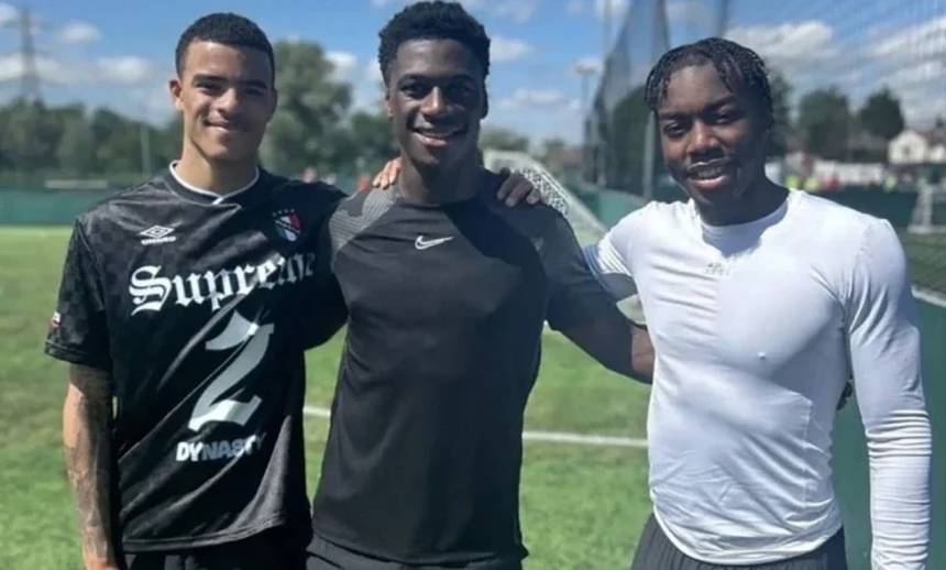 Tin nóng bóng đá tối 12/8: Mason Greenwood ra sân tập cùng đồng đội MU, Grealish bị phanh phui cảnh nóng - Ảnh 2.