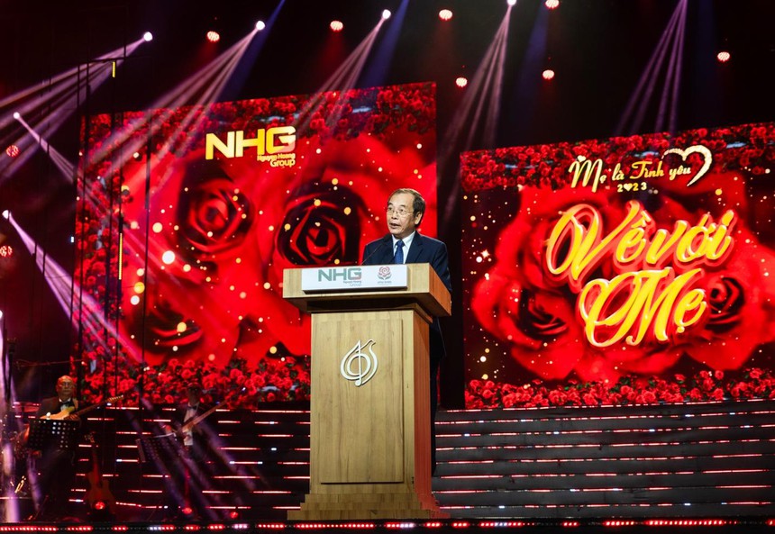 "Mẹ là Tình Yêu": Đêm nhạc gây quỹ từ thiện đong đầy cảm xúc - Ảnh 1.