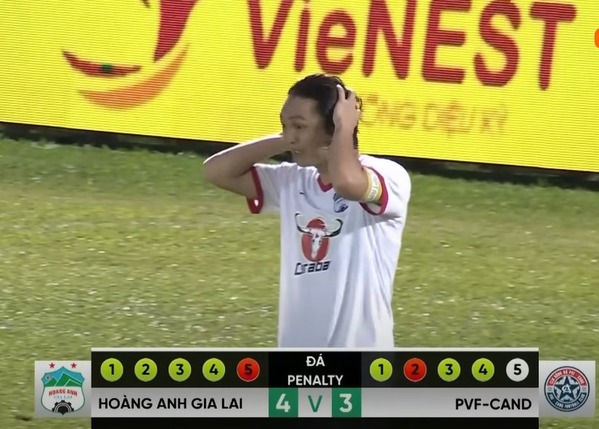 HAGL trắng tay sau pha ‘bắn chim’ của Tuấn Anh, HLV Kiatisuk ngậm ngùi nói về trò cưng  - Ảnh 3.