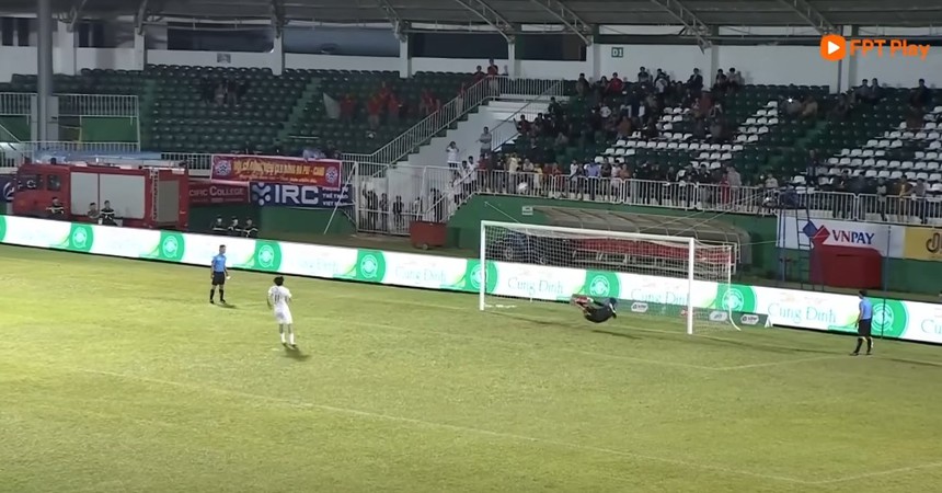 HAGL trắng tay sau pha ‘bắn chim’ của Tuấn Anh, HLV Kiatisuk ngậm ngùi nói về trò cưng  - Ảnh 2.