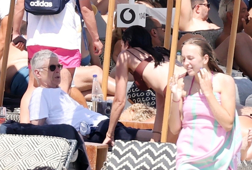 'Giáo sư' Arsene Wenger tràn đầy sức sống bên tình trẻ - Ảnh 3.