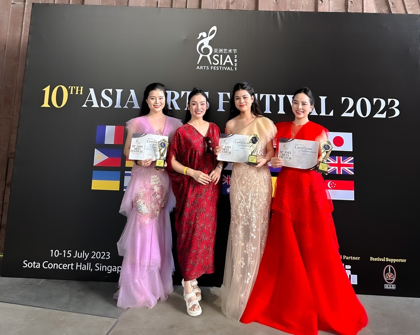 Học trò Tân Nhàn giành 3 Cúp Vàng ASIA ARTS FESTIVAL 2023 tại Singapore - Ảnh 1.