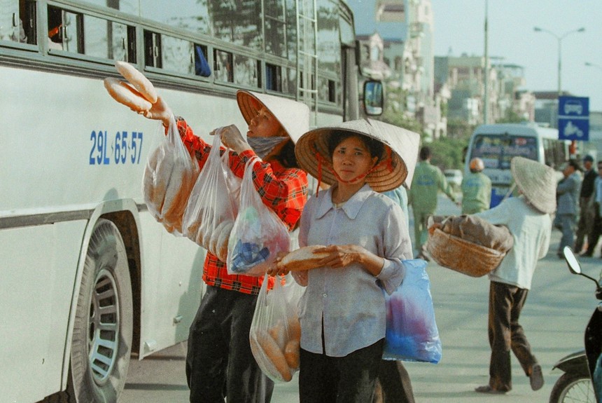 Cuộc đời sau ống kính: Bến xe 20 năm trước - Ảnh 1.