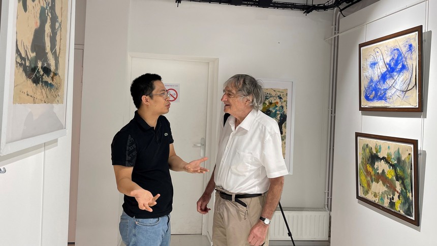 Các chất liệu truyền thống của hội họa Việt Nam tạo ấn tượng trên đất Pháp - Ảnh 1.