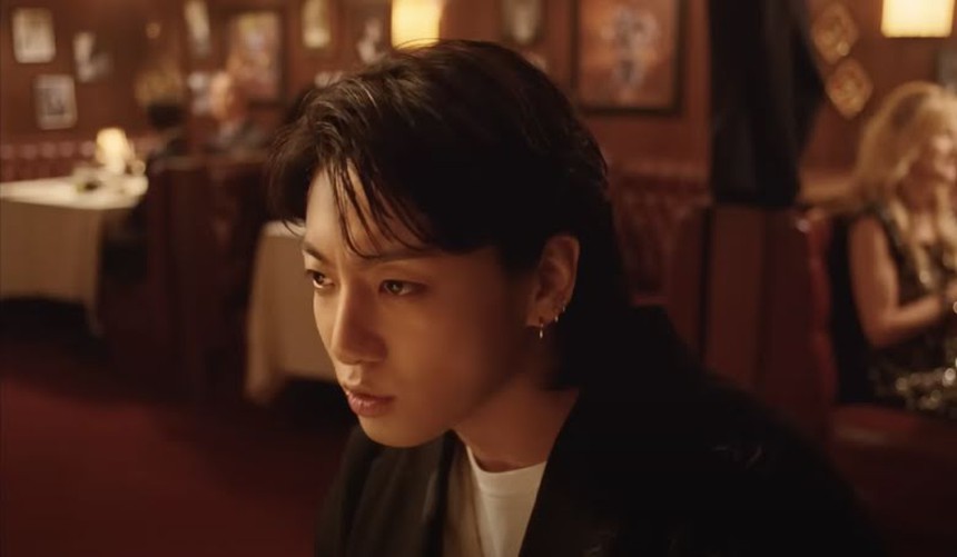 6 điều fan có thể đã bỏ lỡ trong teaser MV 'Seven' của Jungkook BTS - Ảnh 8. 6 điều fan có thể đã bỏ lỡ trong teaser MV 'Seven' của Jungkook BTS - Ảnh 8.