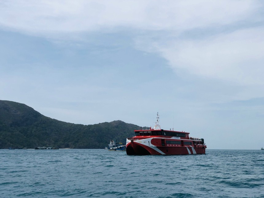 Tạm ngừng tuyến tàu khách Vũng Tàu ra Côn Đảo do thời tiết xấu - Ảnh 1.