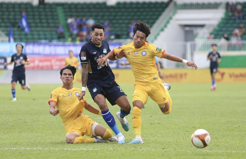 Tiền đạo HAGL bị la ó, HLV Kiatisuk vẫn bảo vệ học trò - Ảnh 2.