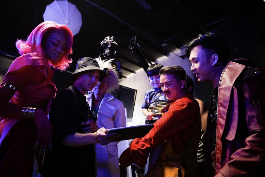 Con trai Polo Huỳnh quấn quýt Đàm Vĩnh Hưng không rời  - Ảnh 4.