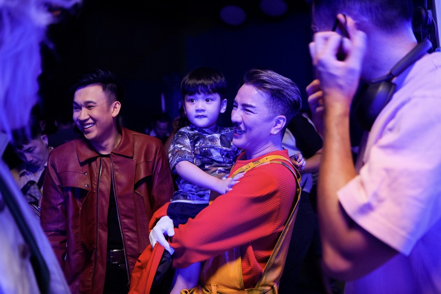 Con trai Polo Huỳnh quấn quýt Đàm Vĩnh Hưng không rời  - Ảnh 6.