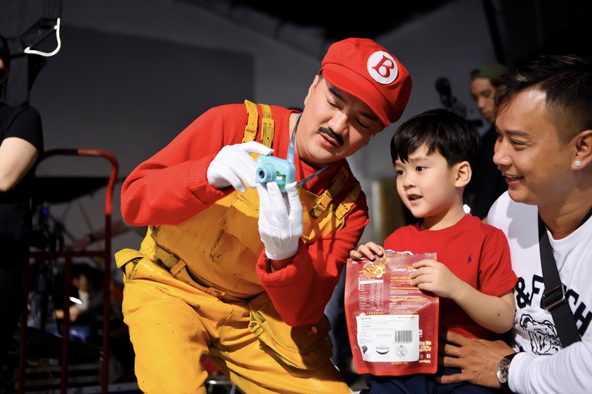 Con trai Polo Huỳnh quấn quýt Đàm Vĩnh Hưng không rời  - Ảnh 7.