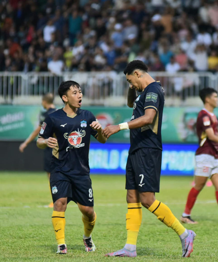 Tiền đạo "chân gỗ" giúp HAGL sáng cửa trụ hạng - Ảnh 2.