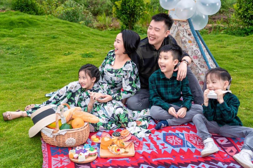 Ốc Thanh Vân: Bên ngoài là phụ nữ thành công của showbiz, về nhà làm bà mẹ đa năng của các con - Ảnh 2.