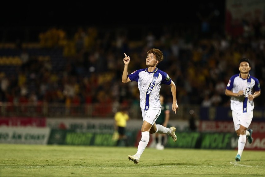 SLNA thắng thuyết phục TPHCM, tiến gần mục tiêu trụ hạng - Ảnh 2. SLNA thắng thuyết phục TPHCM, tiến gần mục tiêu trụ hạng - Ảnh 2.