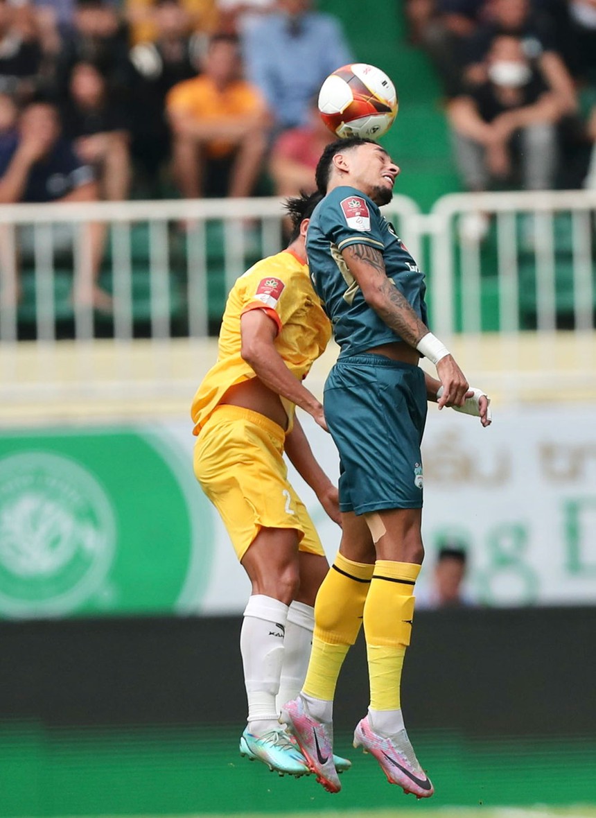 Tiền đạo "chân gỗ" giúp HAGL sáng cửa trụ hạng - Ảnh 1.