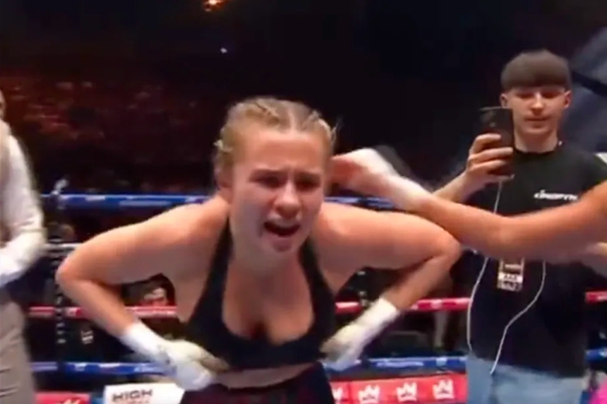 Đỏ mặt khi nữ võ sỹ lột áo 'đãi mắt' fan sau chiến thắng nghẹt thở - Ảnh 2.