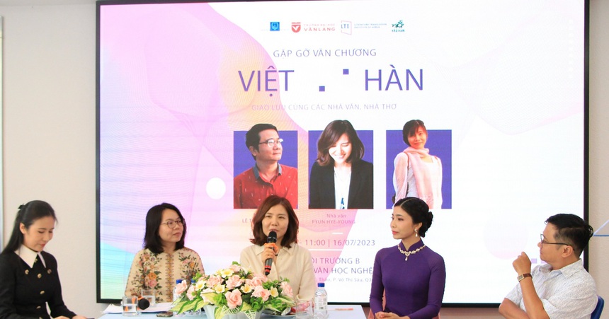 Chào tuần mới: Lại chuyện quảng bá văn học ra thế giới - Ảnh 1.