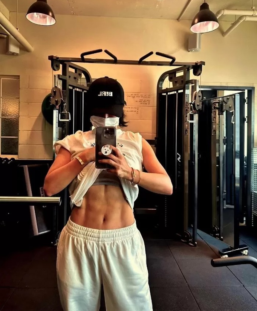 'Bác sĩ Cha' Uhm Jung Hwa khoe cơ bụng 6 múi khó tin ở tuổi 54 - Ảnh 2.