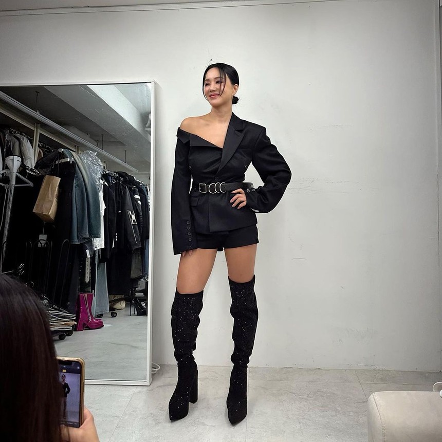 'Bác sĩ Cha' Uhm Jung Hwa khoe cơ bụng 6 múi khó tin ở tuổi 54 - Ảnh 4.