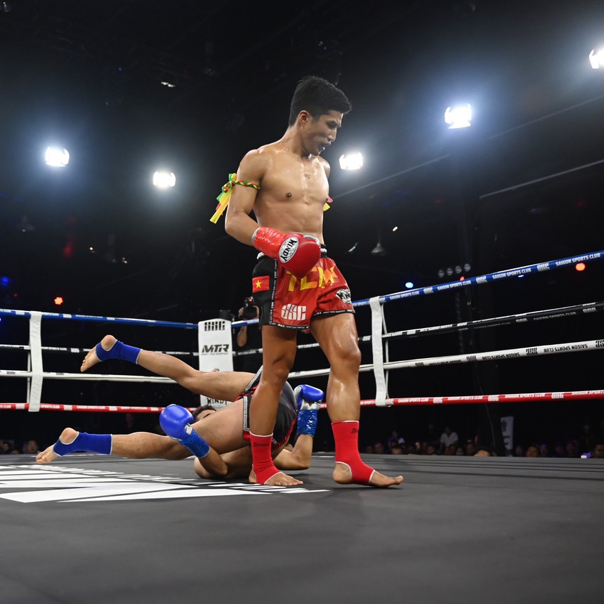 Võ sĩ Việt Nam quỳ gối trước người thầy sau khi tung mưa đòn hạ cao thủ Ma rốc để vô địch WBC Muay Thái quốc tế - Ảnh 3. Võ sĩ Việt Nam quỳ gối trước người thầy sau khi tung mưa đòn hạ cao thủ Ma rốc để vô địch WBC Muay Thái quốc tế - Ảnh 3.