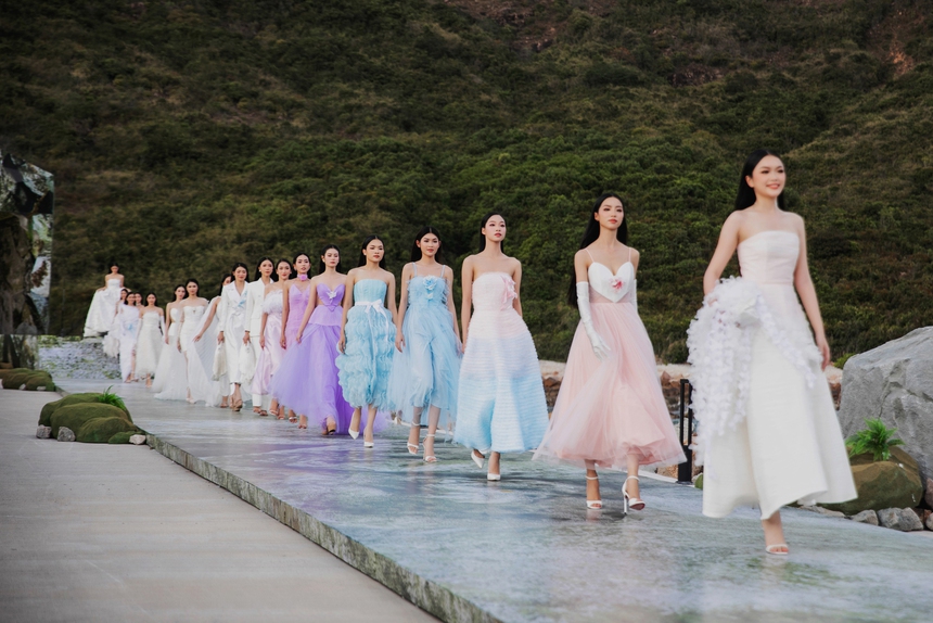 Hoa hậu Tiểu Vy làm vedette của NTK Hà Thanh Việt - Ảnh 9.