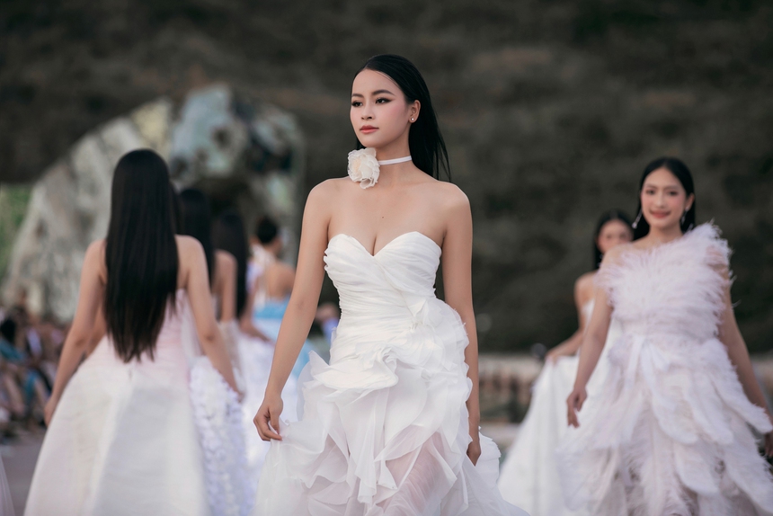 Hoa hậu Tiểu Vy làm vedette của NTK Hà Thanh Việt - Ảnh 10.